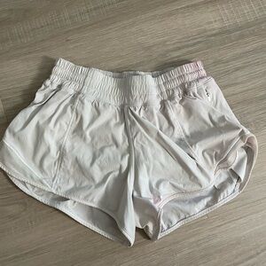 Lululemon white Hotty hot shorts lined 2.5”